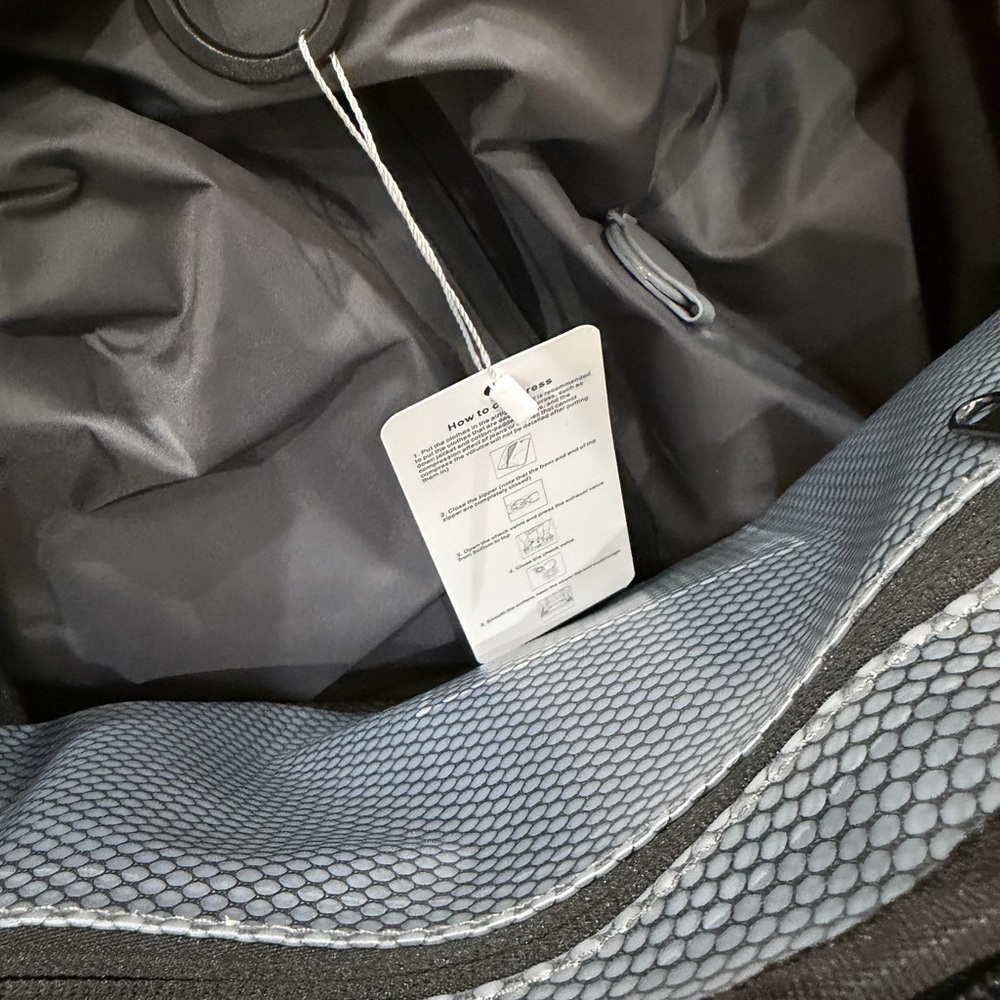 NWOT Vacuum Seal Swiss Lock Black Travel Backpack with Pump - Picture 6 of 14